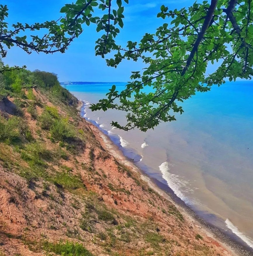 Lake Michigan shoreline at Lion's Den Gorge